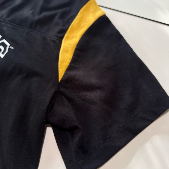 Harry Potter Black and Yellow Hogwarts Graphic Tee Size XL - Picture 6 of 6